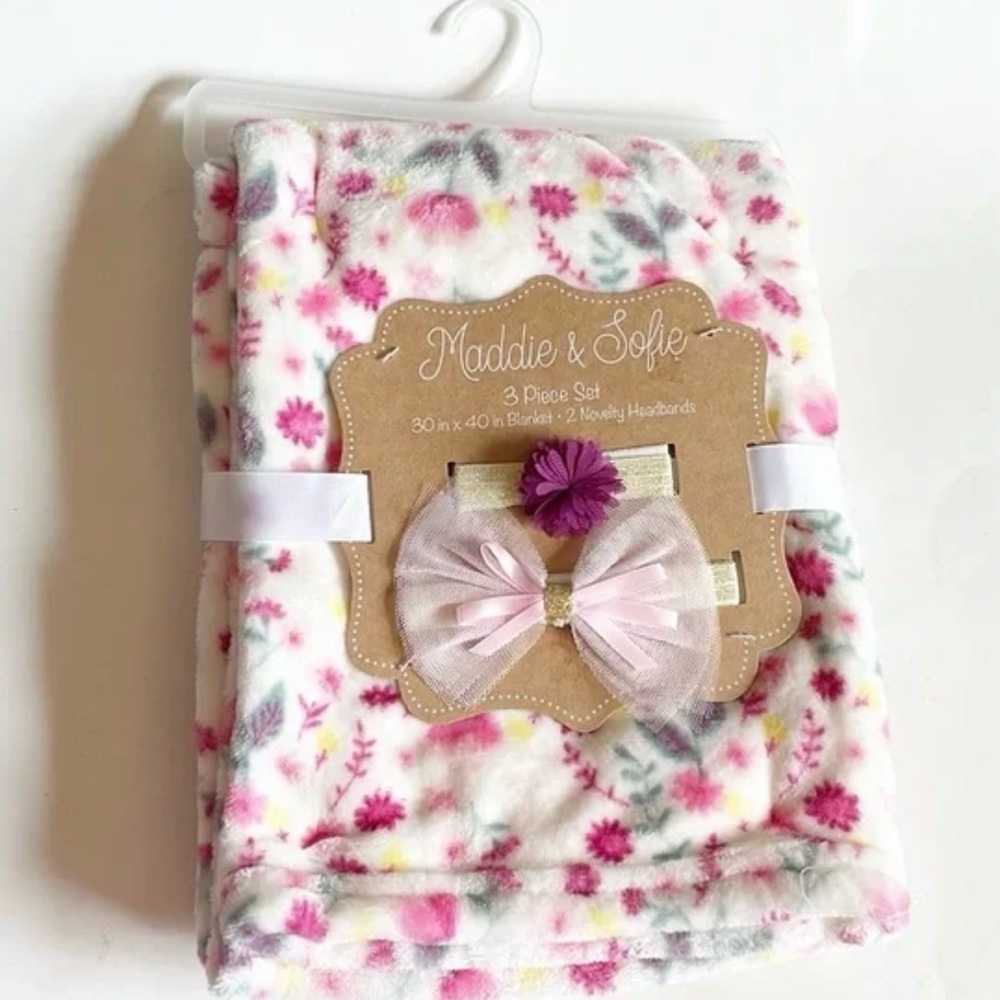 Maddie & Sofie NWT Baby girl 3 piece set, 1 baby blanket with 2 headbands.